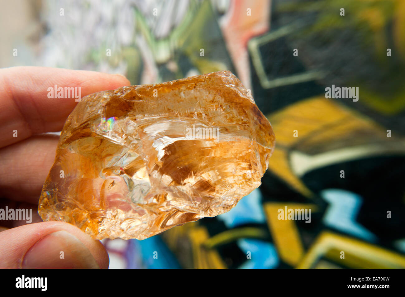 Gelben Kristall Quarz Mineral Stein vor Ort in den Straßen von Fitzroy, Victoria, Australien Stockfoto