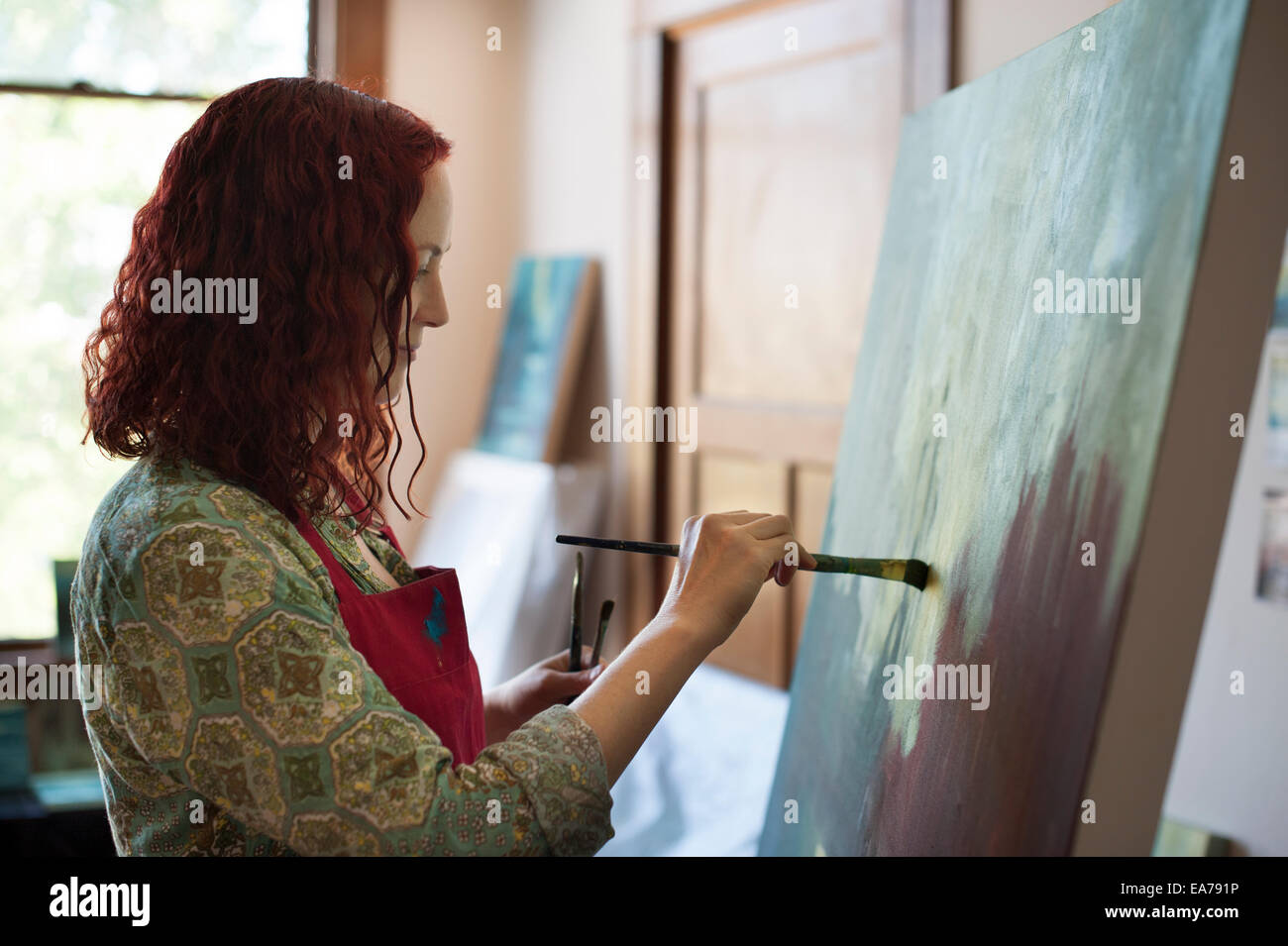 Frau malt Stockfoto
