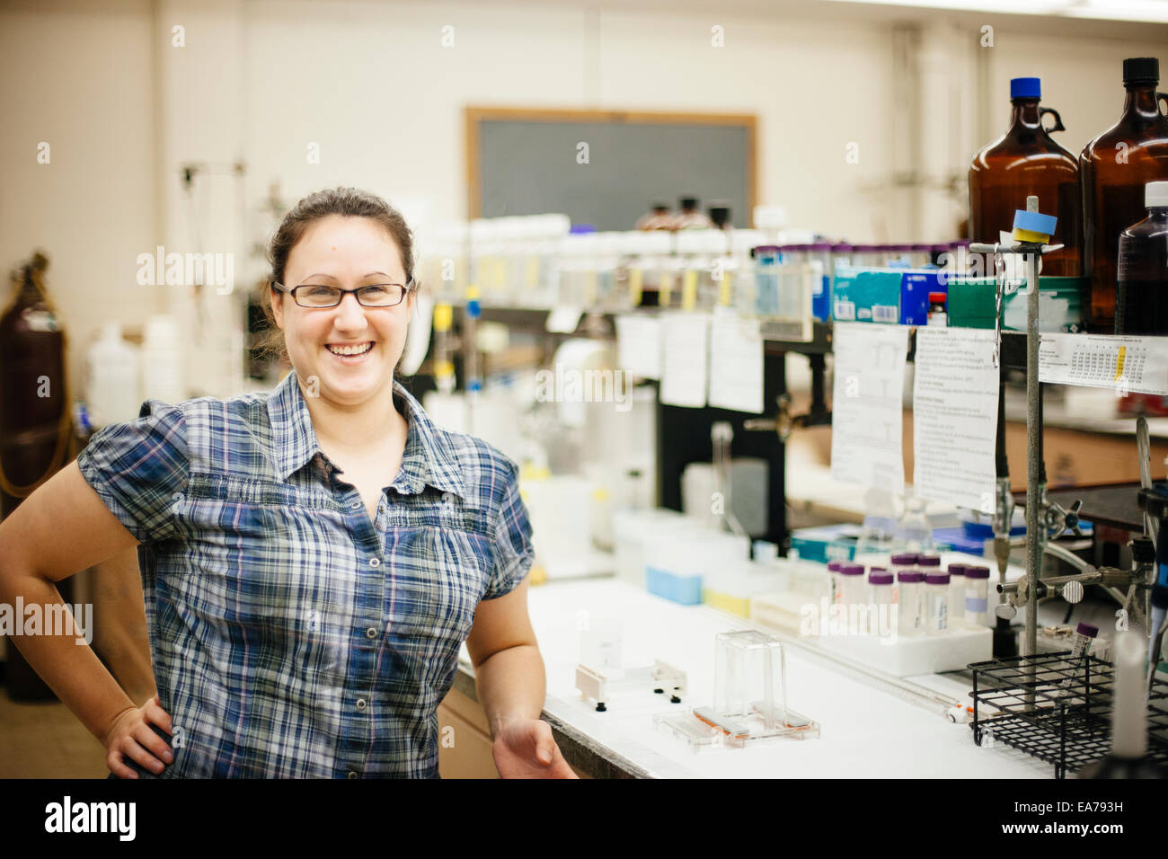 Porträt der lächelnde mittleren Erwachsenenalter Frau im Labor Stockfoto