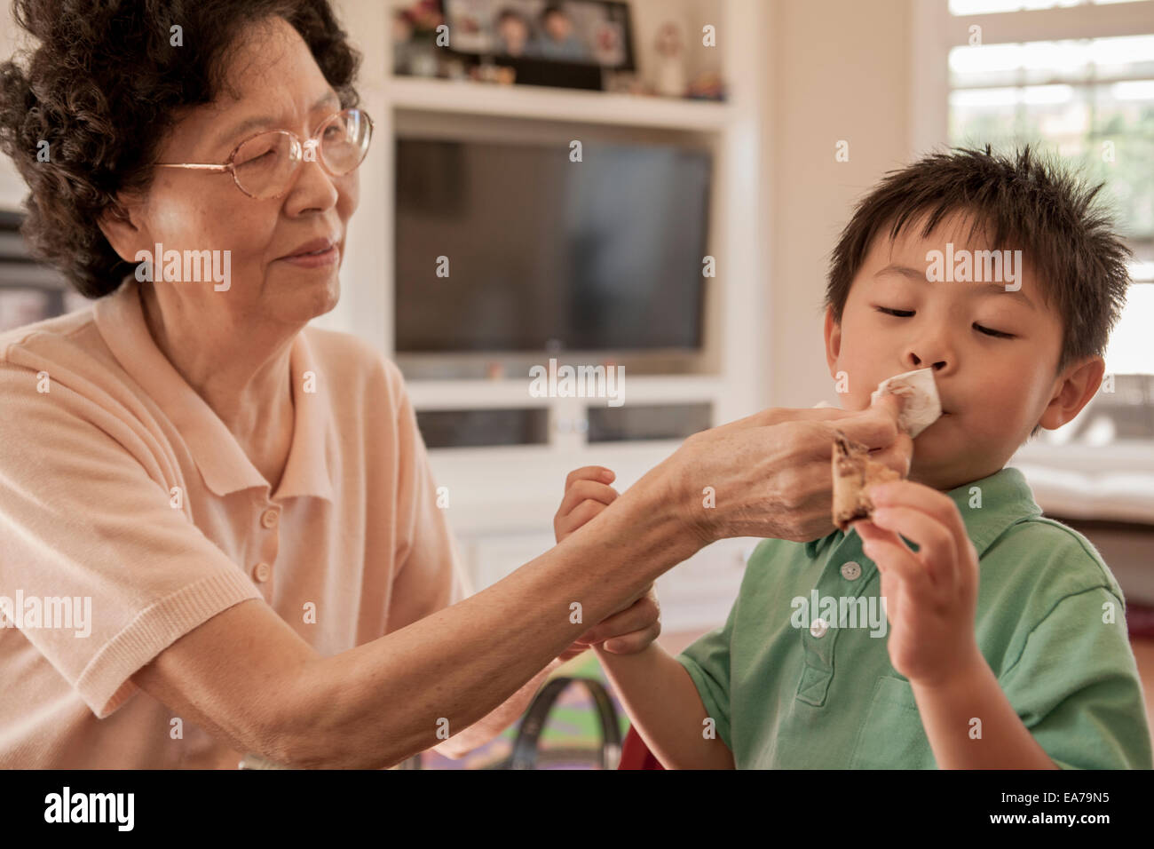 Großmutter mit Enkel (4-5) im Speisesaal Stockfoto