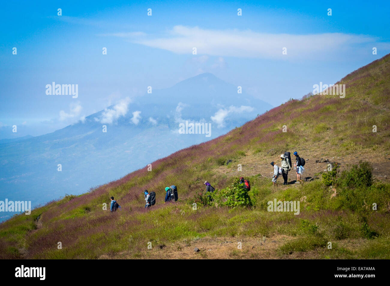 Lokale Kletterer am Mount Guntur, West-Java. Im Hintergrund ist Mount Cikuray. Stockfoto