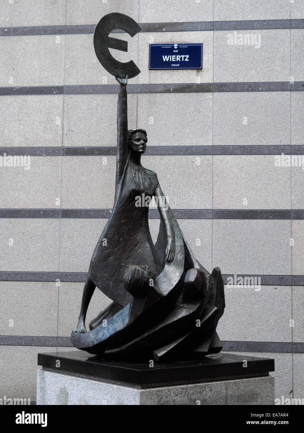 "Europa" bronze Statue einer Frau mit dem Euro-Symbol neben dem Europäischen Parlament-Gebäude in Brüssel, Belgien Stockfoto