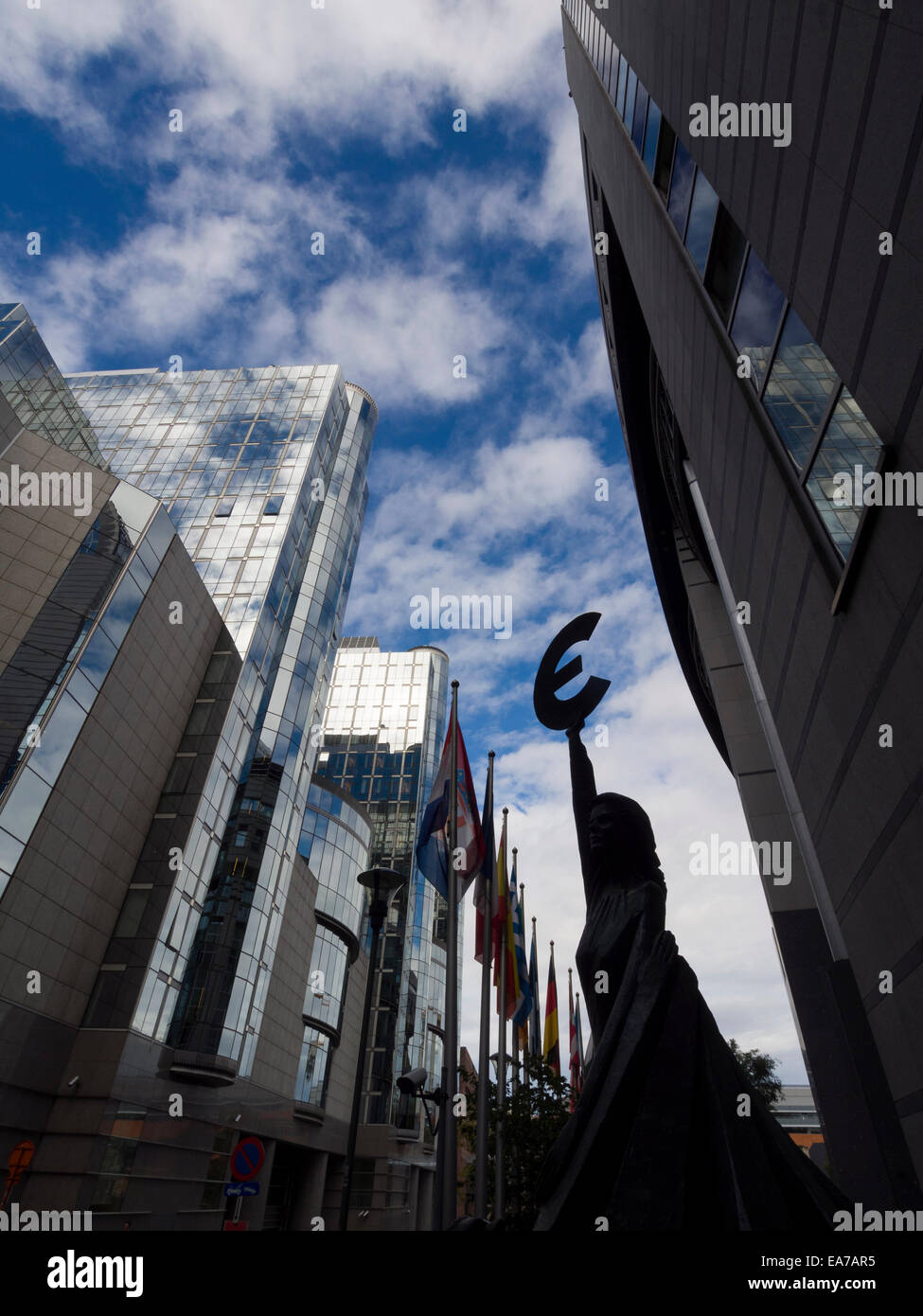 "Europa" Statue einer Frau mit dem Euro-Symbol neben dem EU-Parlament-Gebäude in Brüssel, Belgien, Europa Stockfoto