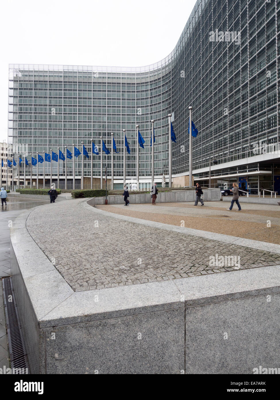 Europäische Union Flaggen vor dem Berlaymont-Gebäude, Sitz der Europäischen Kommission in Brüssel, Belgien, Europa Stockfoto