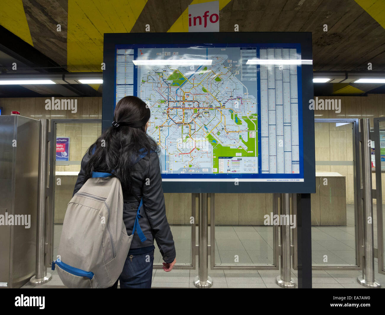 Frau auf der Suche auf ein Brett mit der Karte der Metro in Brüssel, Belgien Stockfoto