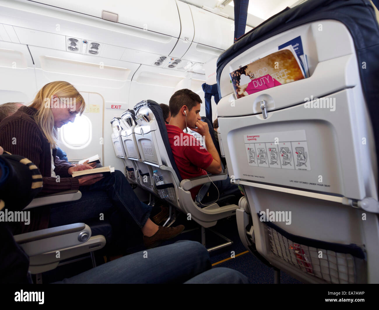 Frau liest ein Buch im Flugzeug Stockfoto