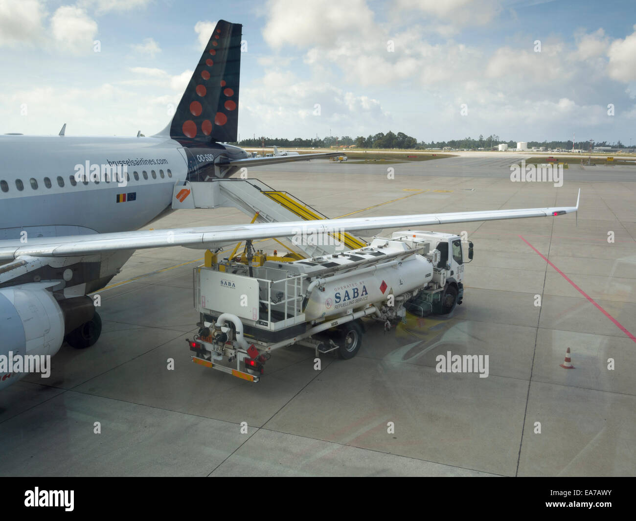 Brüssel Airlines Airbus A319-112 Flugzeug tanken auf der Landebahn des Flughafens Stockfoto
