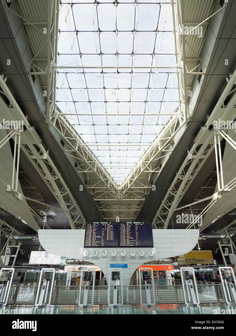 Flugtafel Zeitplan am Sá Carneiro Airport terminal in Porto, Portugal Stockfoto