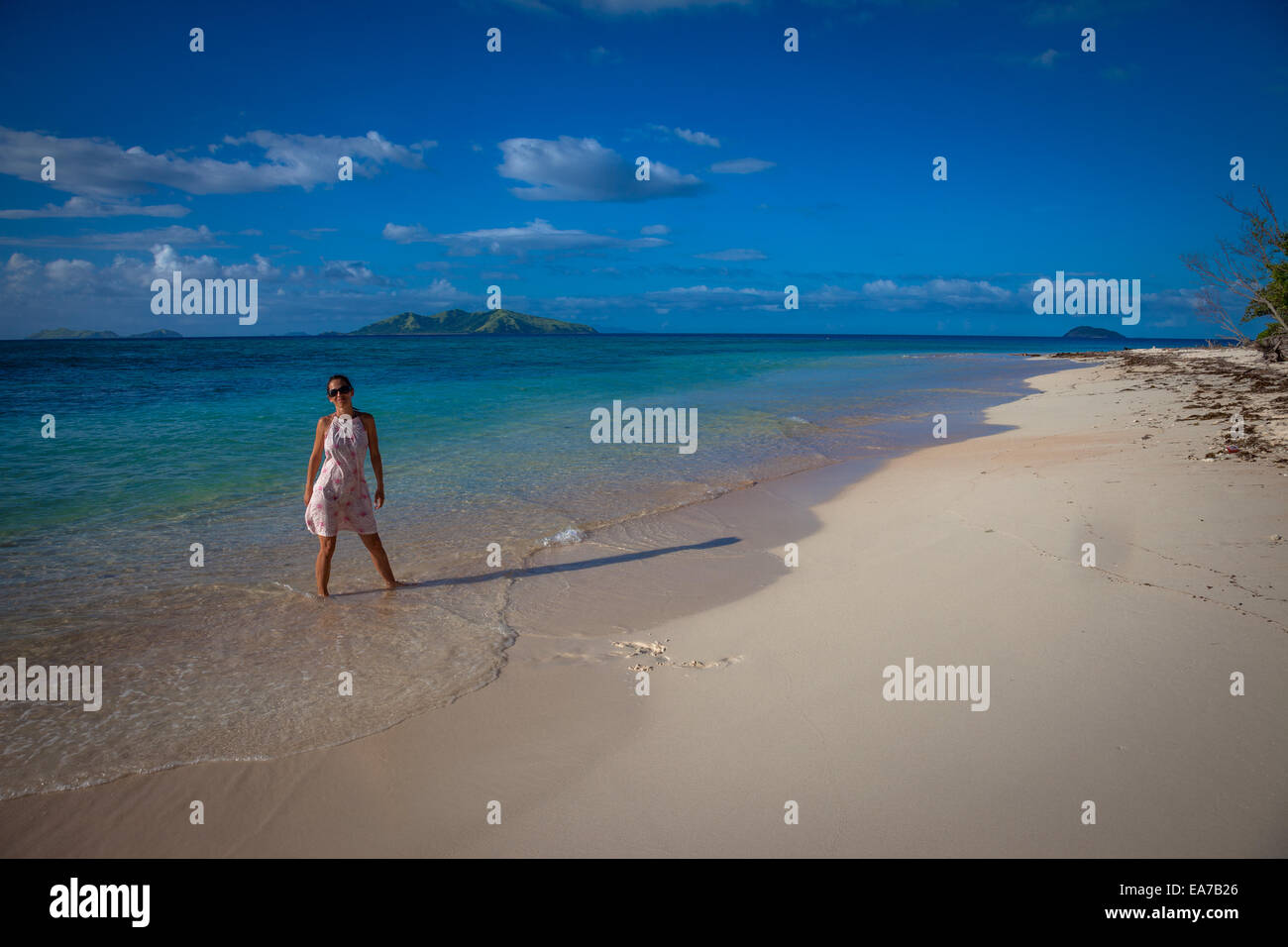 Frau stand am Rande des Wassers auf einer tropischen Insel in Fidschi Stockfoto