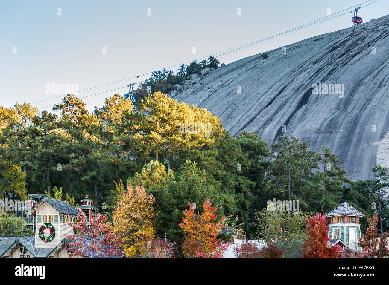 Am späten Nachmittag Sonne Bürsten die Wipfel der Bäume an einem schönen Herbsttag im Stone Mountain Park in Atlanta, Georgia, USA. Stockfoto