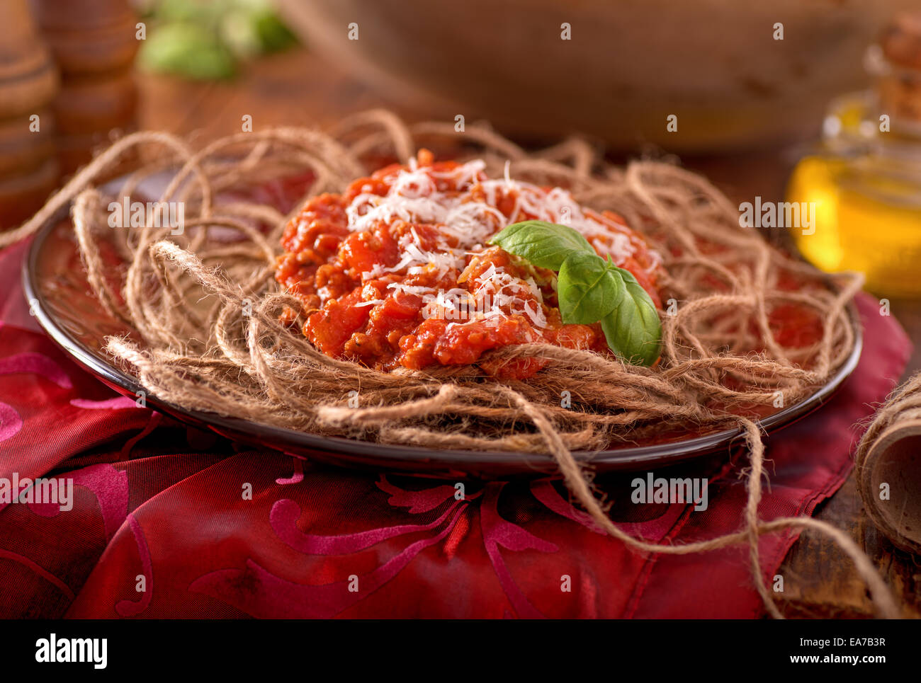 Food-Humor-Konzept mit Spaghetti Abendessen mit Schnur gemacht. Stockfoto