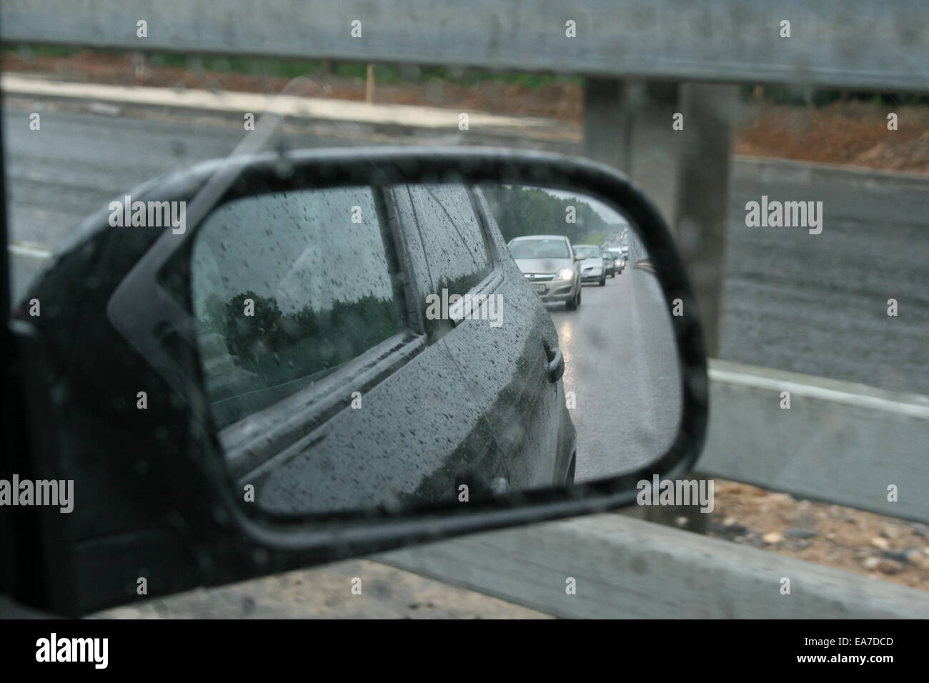 Alle Maschinen in den seitlichen Spiegel eines Autos, regnerischen Tag, Russland Stockfoto