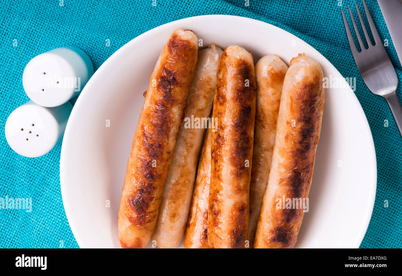 Frisch gekochte Huhn Wurst in einer weißen Schüssel Stockfoto