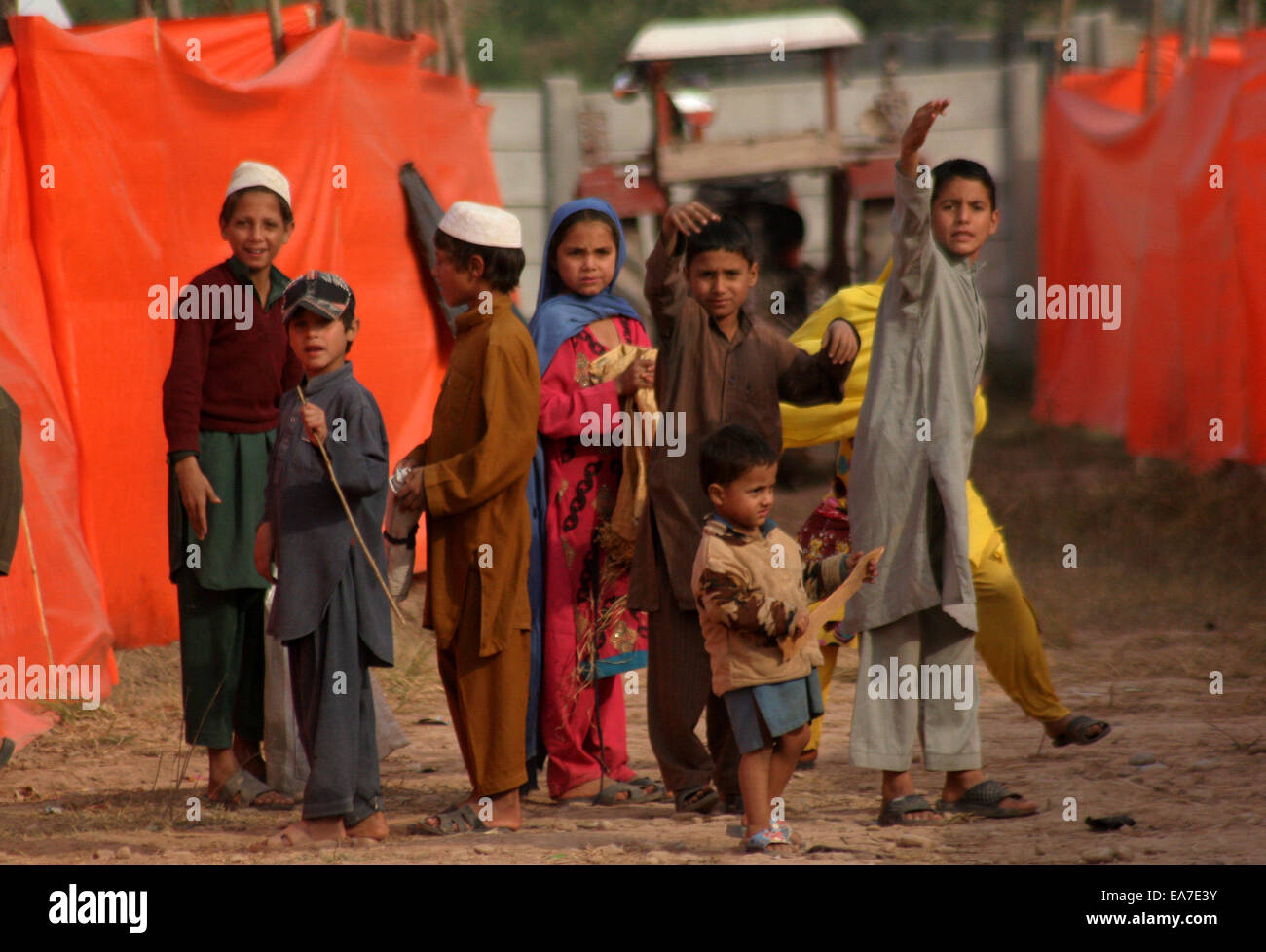 Peshawar, Pakistan Peshawar. 8. November 2014. Pakistanische Kinder aus dem benachbarten Stammesregion Khyber aufgrund der Kämpfe zwischen Sicherheitskräften und militanten Gruppen, geflohenen spielen außerhalb ihrer provisorischen Zelt am Stadtrand von Nordwest-Pakistan Peshawar, 8. November 2014. Bildnachweis: Ahmad Sidique/Xinhua/Alamy Live-Nachrichten Stockfoto