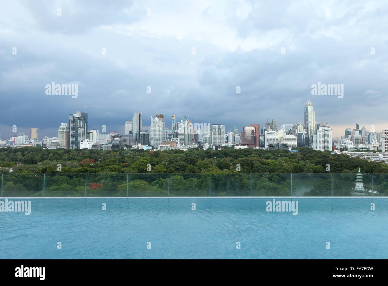 Skyline von Bangkok Lumpini Park Stockfoto