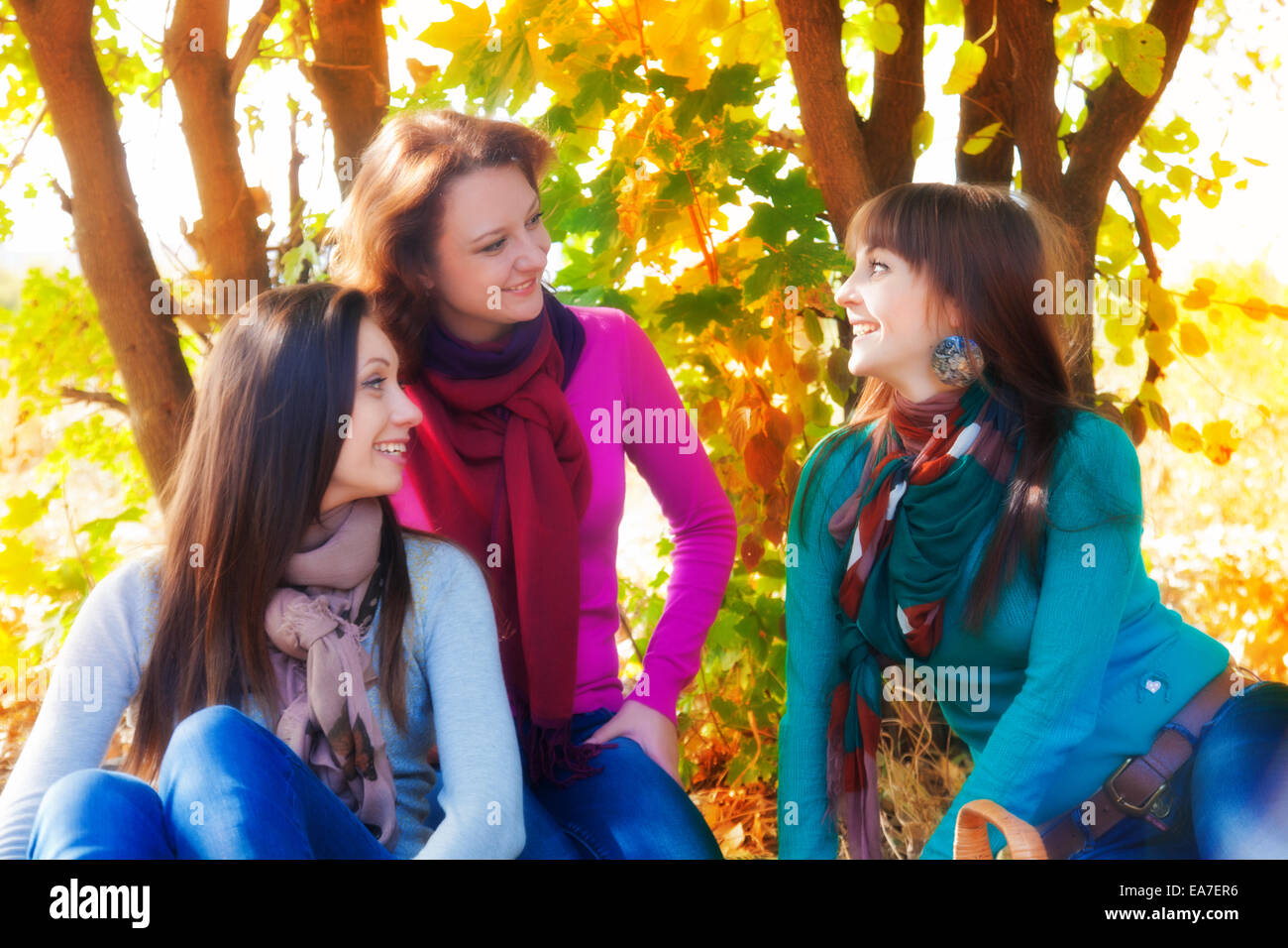 Drei Freunde auf dem Hintergrund der Herbst Blätter Stockfoto