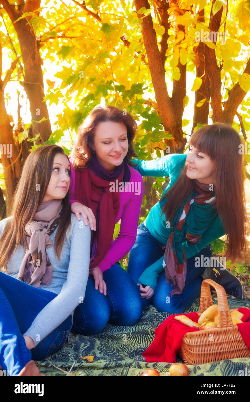 Drei Frauen, die Spaß im Gespräch Stockfoto