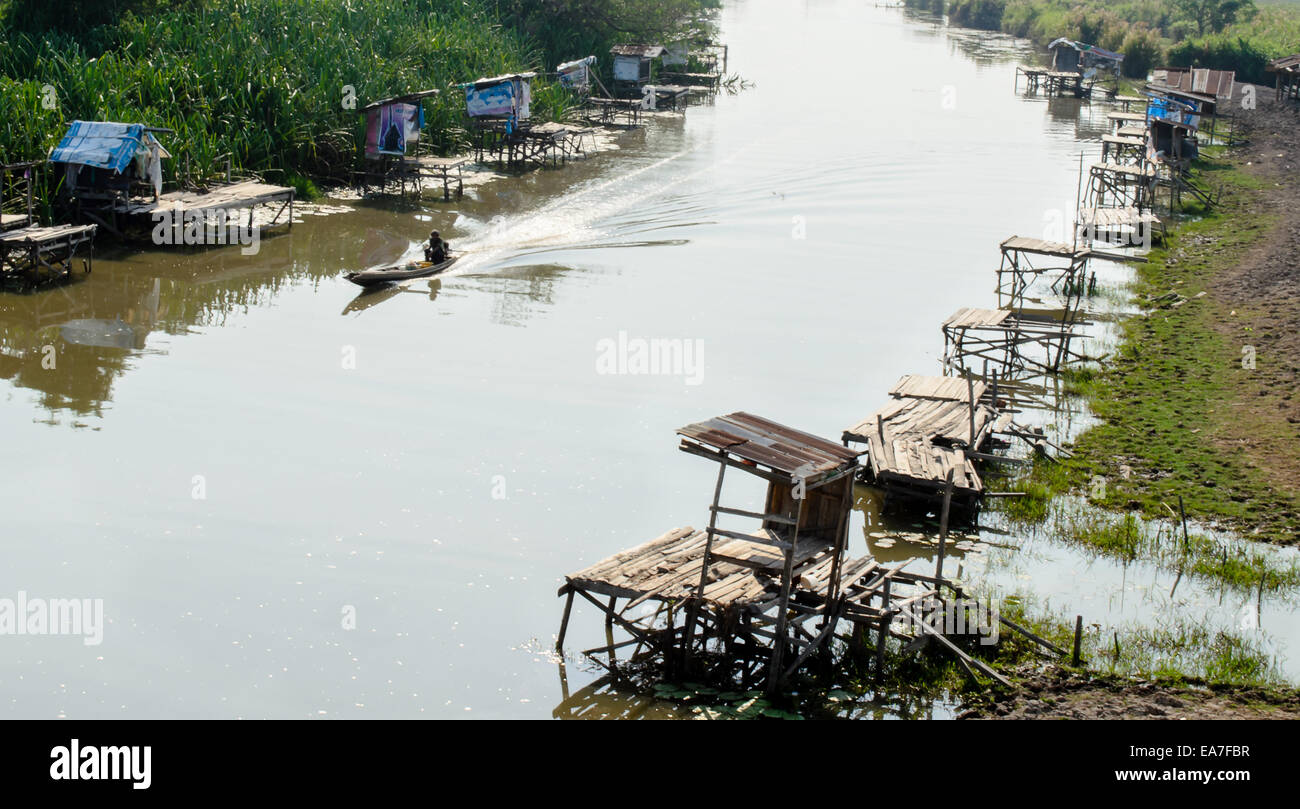 Das Fischerboot und Fishing Pier auf lokalen Kanal. Stockfoto