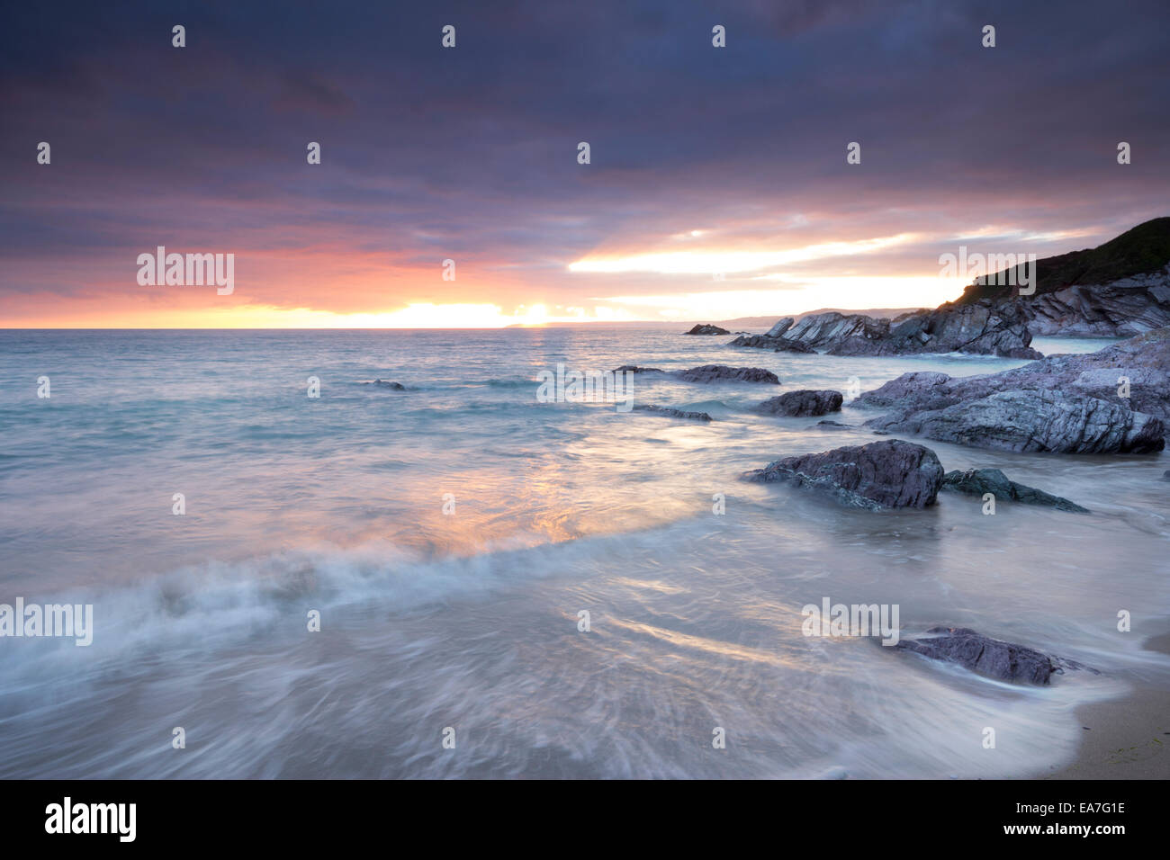 Sonnenuntergang über Sharrow Strand Whitsand Bay Cornwall UK Stockfoto