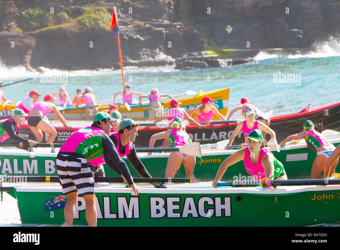 Am bilgola Beach sydney beginnen die 14/15 Surf Club Surf-Rettungsbootrennen für die Sommersaison, Sydney, NSW, Australien, Frauen-Ladies-Rennen Stockfoto