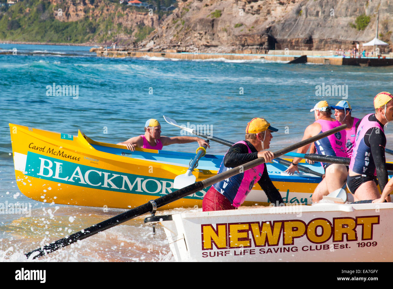 Rettungs-Boot-Rennen beginnt am Bilgola Strand surfen Sydney 14/15 Surfclub für die Sommersaison, Sydney, Australien Stockfoto