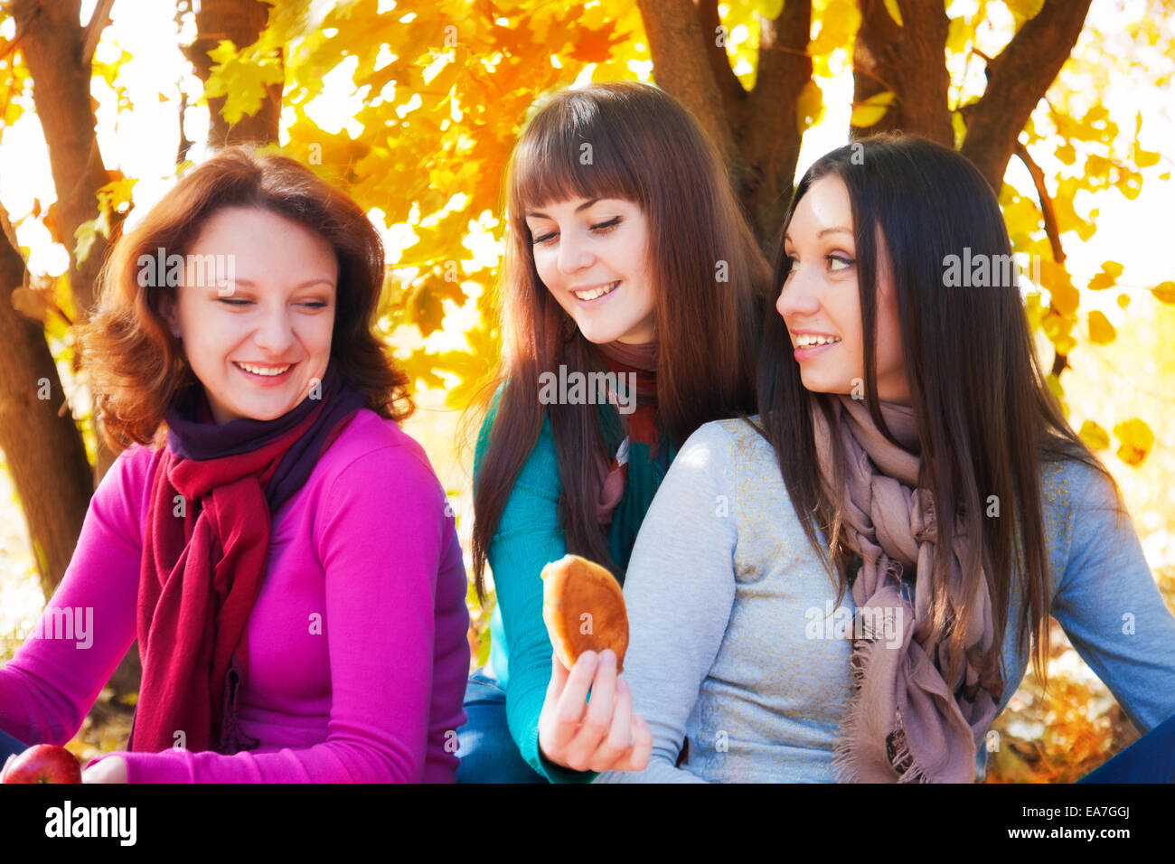 Drei Frauen, die Spaß im Gespräch Stockfoto