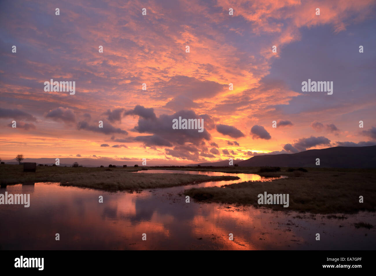 Breite Dawn Landschaft im Brecon Beacons National Park, aufgenommen am Mynydd Illtud gemeinsame Stockfoto