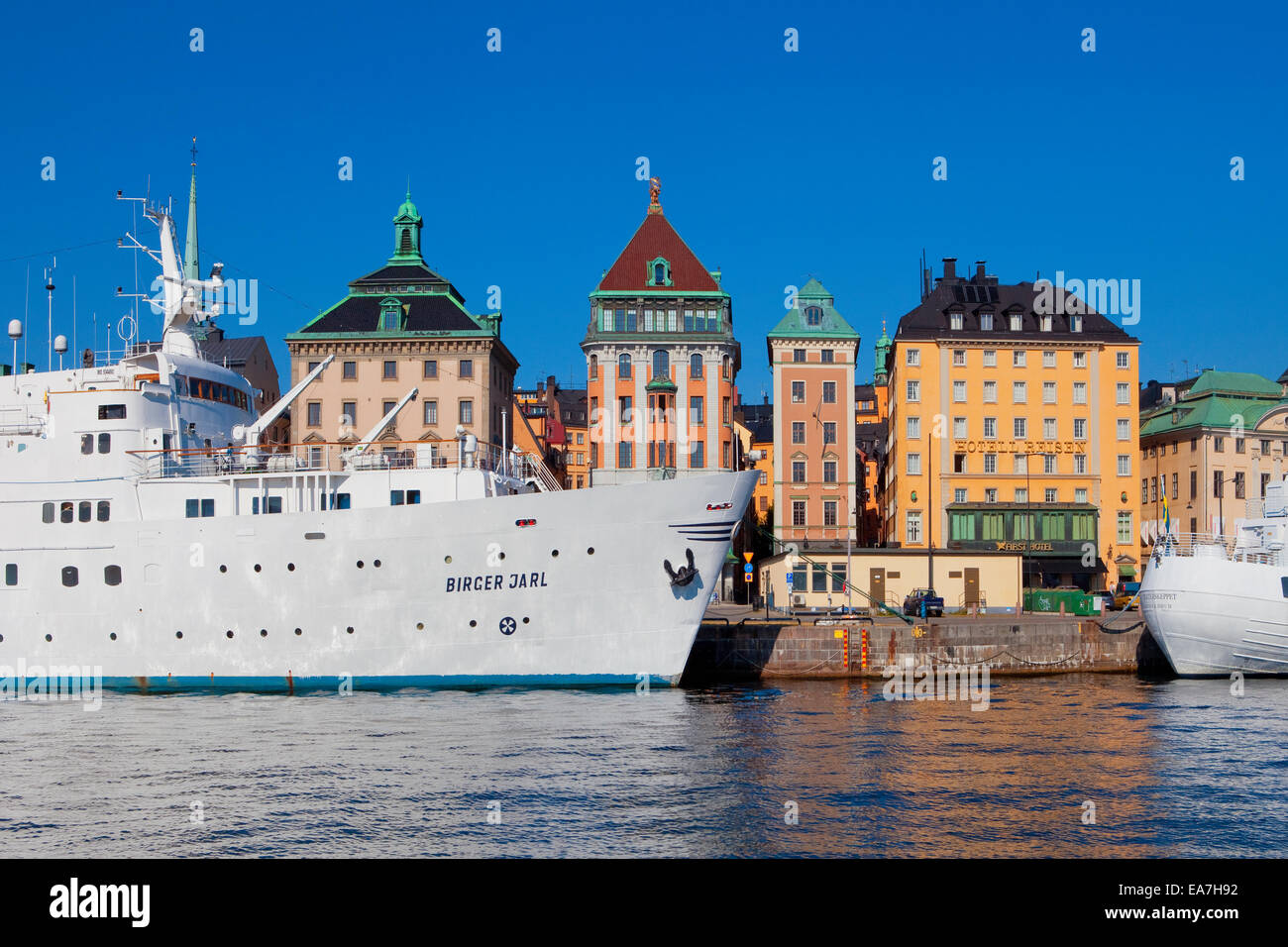 Schweden, Stockholm, The Old Town - Boote vertäut am Kai. Stockfoto