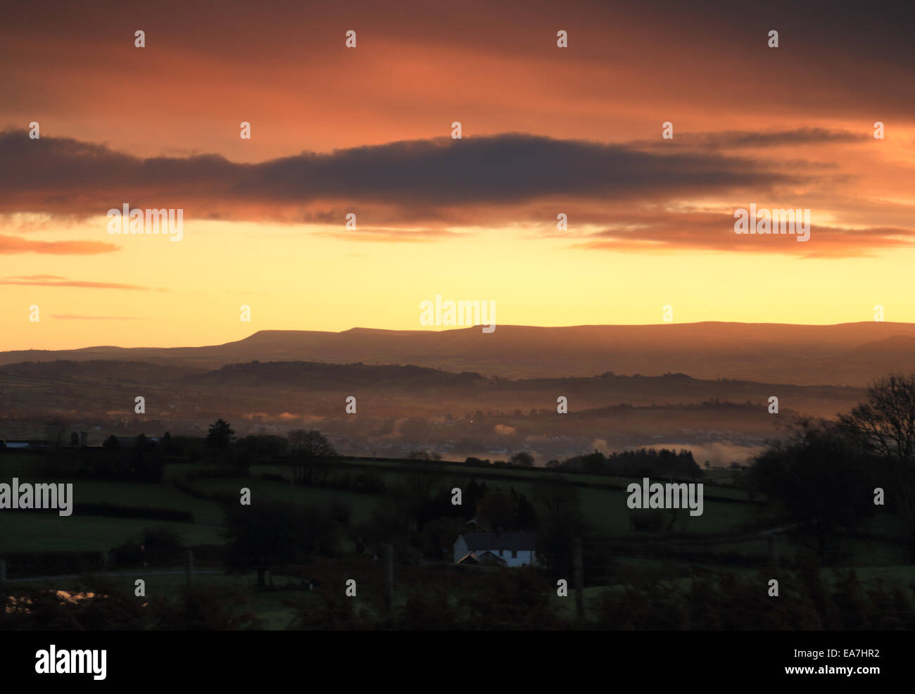 Blick in der Morgendämmerung über Brecon in Richtung fernen Black Mountains, im Brecon Beacons National Park in Wales mit neblige Täler beleuchtet Stockfoto
