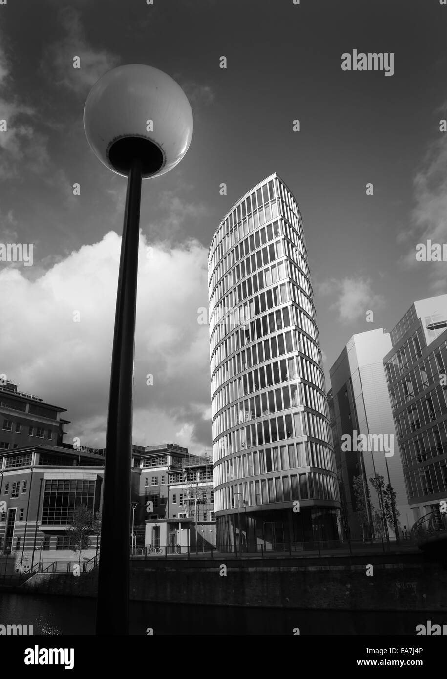 Ein Bürogebäude in Bristol Temple Quartal Enterprise Zone, mit einem Globus Straßenlaterne, bei hellem Tageslicht Stockfoto