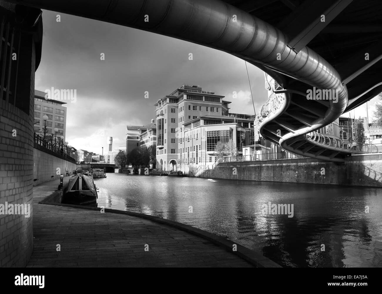 Stadtlandschaft von den Docks in Tempel Kais in Bristol Tempelbezirk Abend Licht, fotografiert von unten Temple Quay Brücke Stockfoto