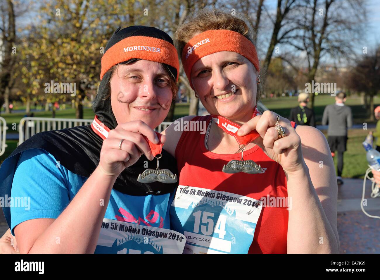 Glasgow, Schottland. 8. November 2014. Läufer in der Movember, Mens Gesundheit Bewusstsein Spaß laufen in Glasgow Green. Stockfoto