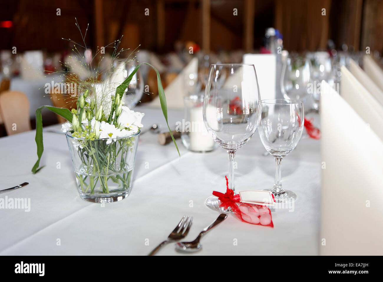 Gedeckten Hochzeitstisch mit Gläsern und Servietten Stockfoto