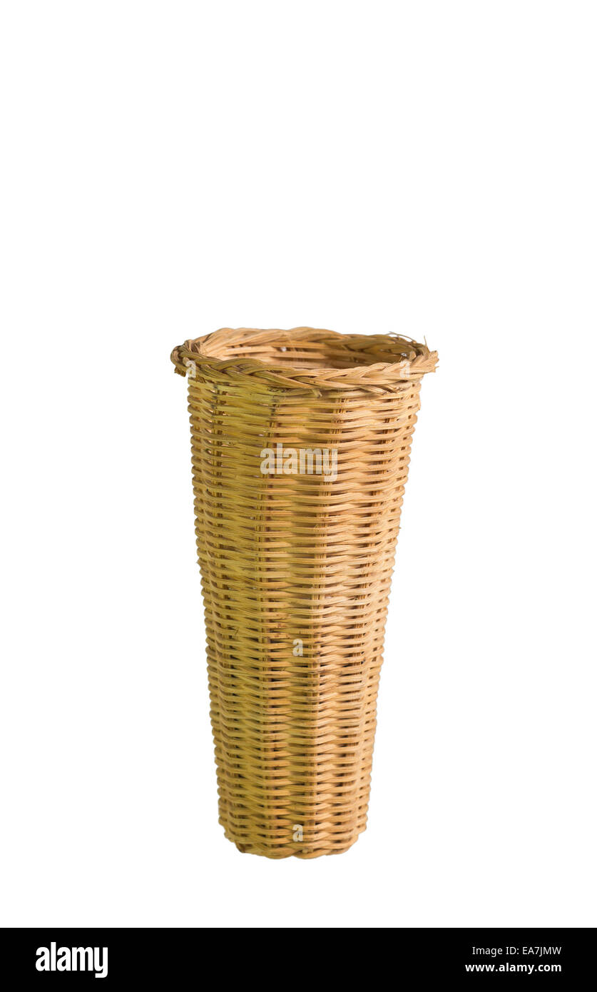 Handgefertigte Rattan Vase auf weißen Hintergrund isoliert Stockfoto