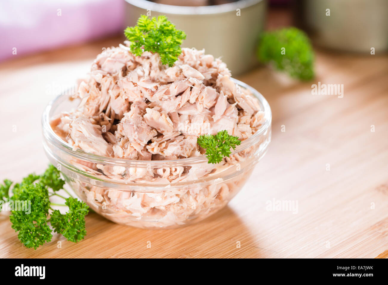 Schale mit Thunfisch in Dosen (detaillierte Nahaufnahme erschossen) Stockfoto