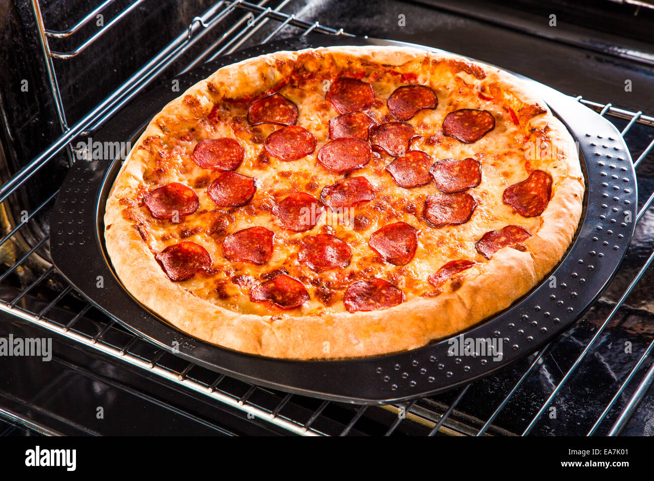 Peperoni-Pizza in den Ofen, Kochen in den Ofen. Stockfoto