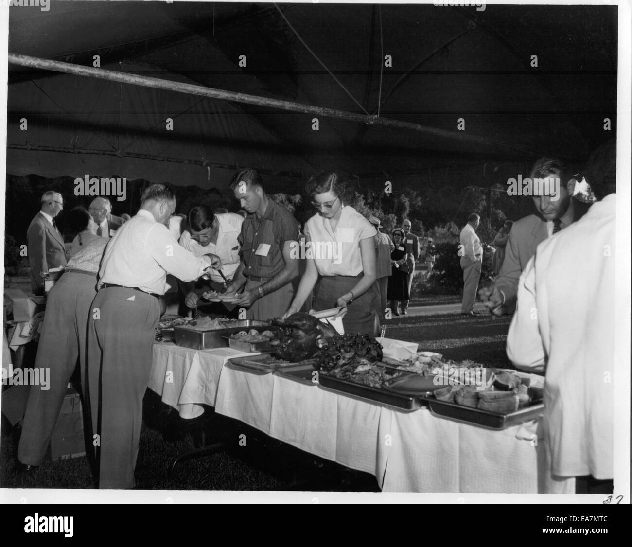 Ein Foto vom Dollinger Steel Fiftieth Anniversary Event, das Gäste aus der Gastronomie einfängt. Dieses Bild spiegelt die Meilensteinfeier des Unternehmens wider und zeigt die Gemeinschaft und Geschichte hinter dem Stahlhersteller. Stockfoto