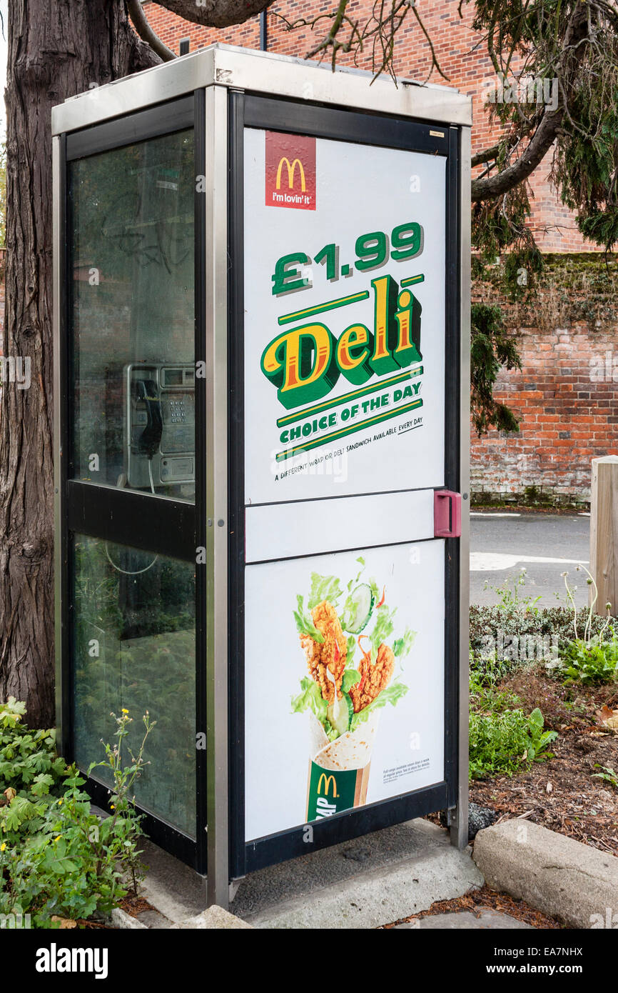 BT-öffentliche Telefonzelle mit Werbung auf dem Glas für McDonalds Produkte. Maidenhead, Berkshire, England, GB, UK. Stockfoto