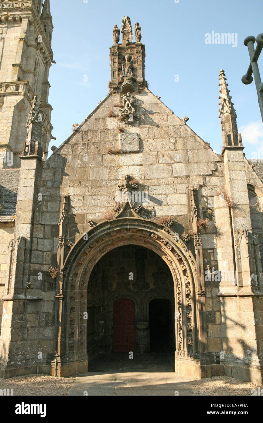 Ruhiger-Guimiliau Kirche schließen Kreuzgang (Bretonisch: Lambaol-Gwimilio) Finistère Abteilung von Brittany France Stockfoto