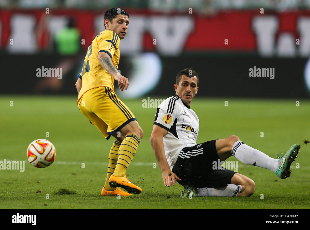 Warschau, Polen. 6. November 2014. Europa-Cup-Gruppenphase. Legia Warschau gegen Metalist Charkow. Oleg Krasnopyorov (Metalist), Tomasz Jodlowiec (Legia) © Aktion Plus Sport/Alamy Live-Nachrichten Stockfoto