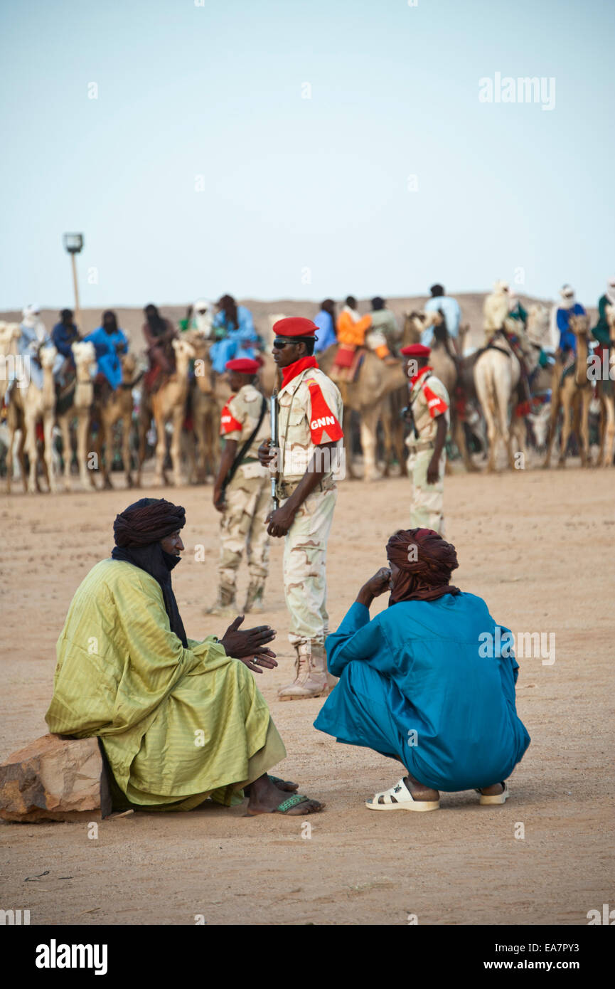 Touareg Nomaden und Militär auf die Cure Salée Festival in Niger Stockfoto