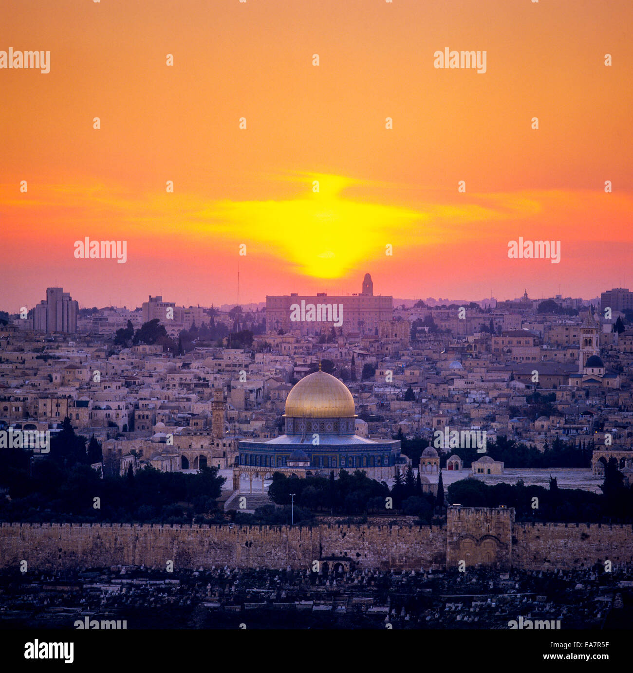 Alte Stadt Skyline mit Stadtmauern und Haube des Felsens bei Sonnenuntergang Jerusalem Israel Stockfoto