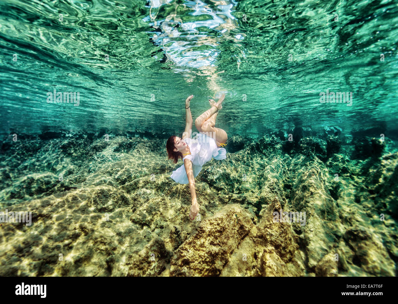 Aktive Frau mit Freude Schwimmen unter Wasser, schöne Korallen Garten, Entspannung im Meer, Sommer Urlaub Konzept Stockfoto
