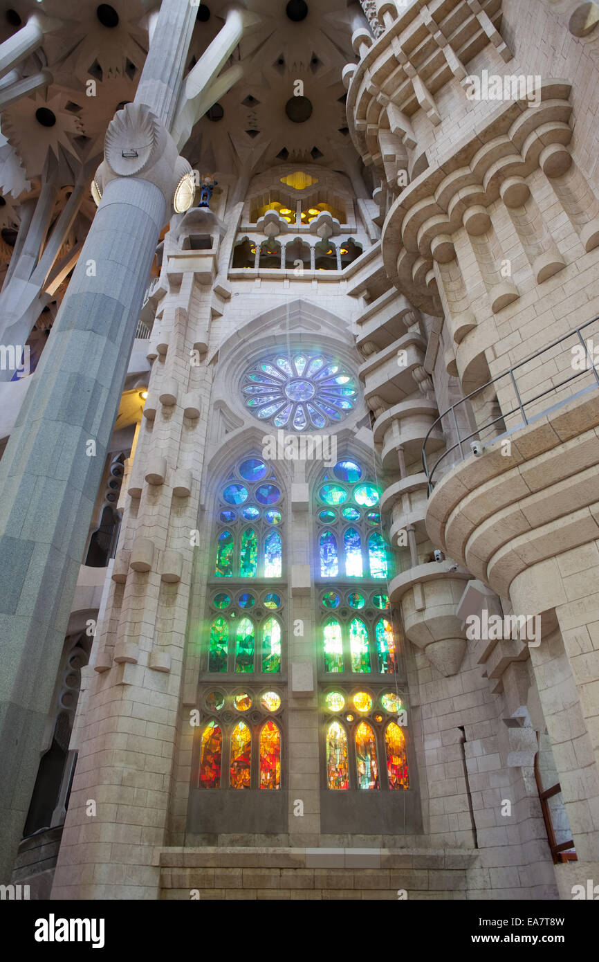Glasfenster in der Sagrada Familia in Barcelona, Katalonien, Spanien. Stockfoto
