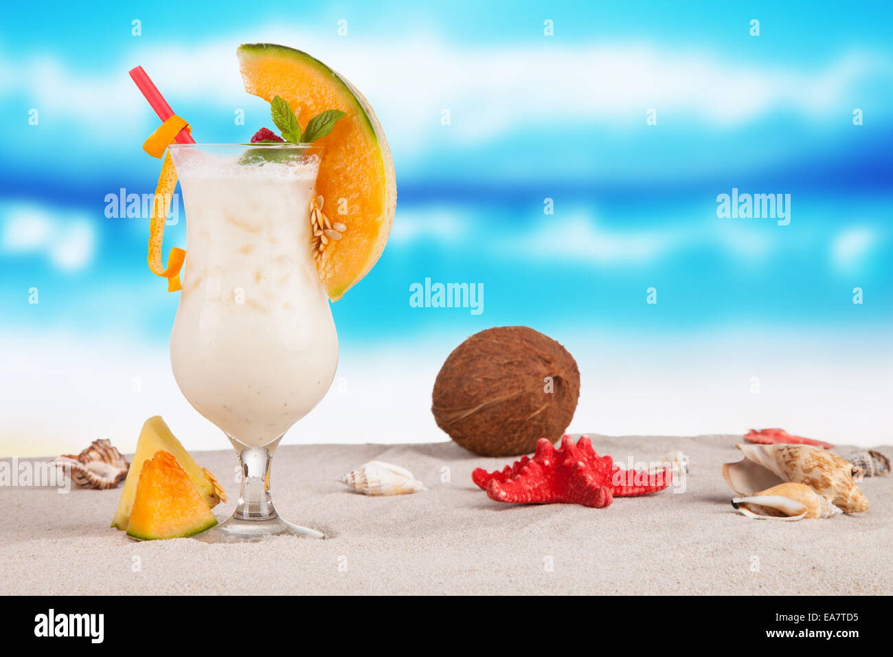 Sommerdrink mit Muscheln am Strand Stockfoto