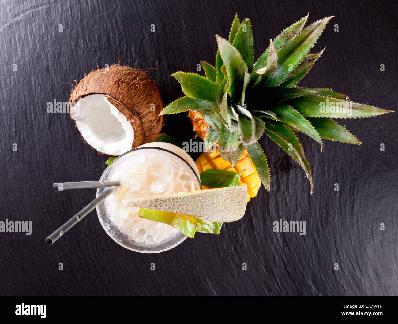 Frische Sommer-cocktail mit exotischen Früchten, aus oberen Geschossen Stockfoto