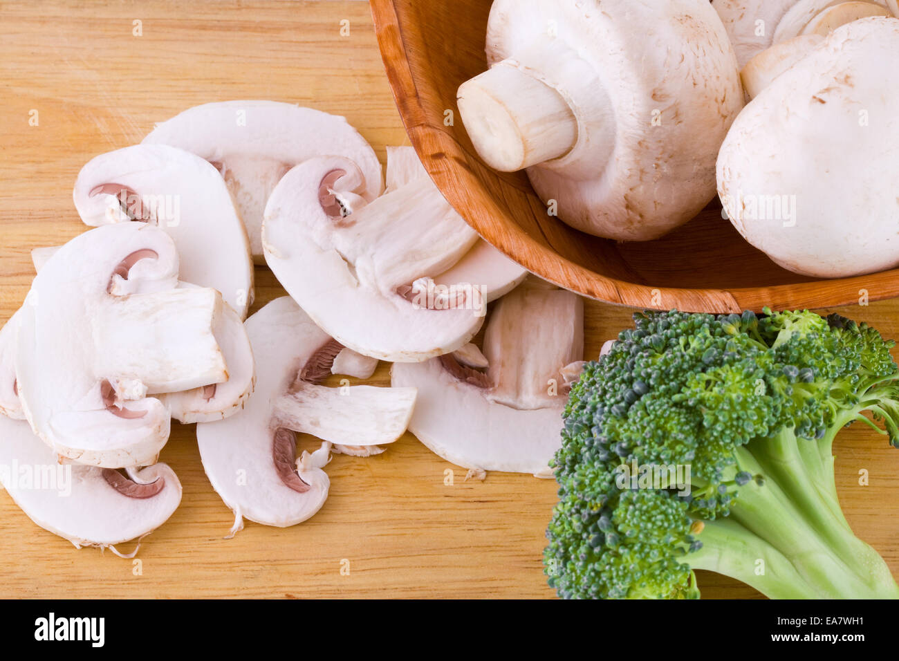 Pilze und Broccoli auf dem Holzbrett Stockfoto