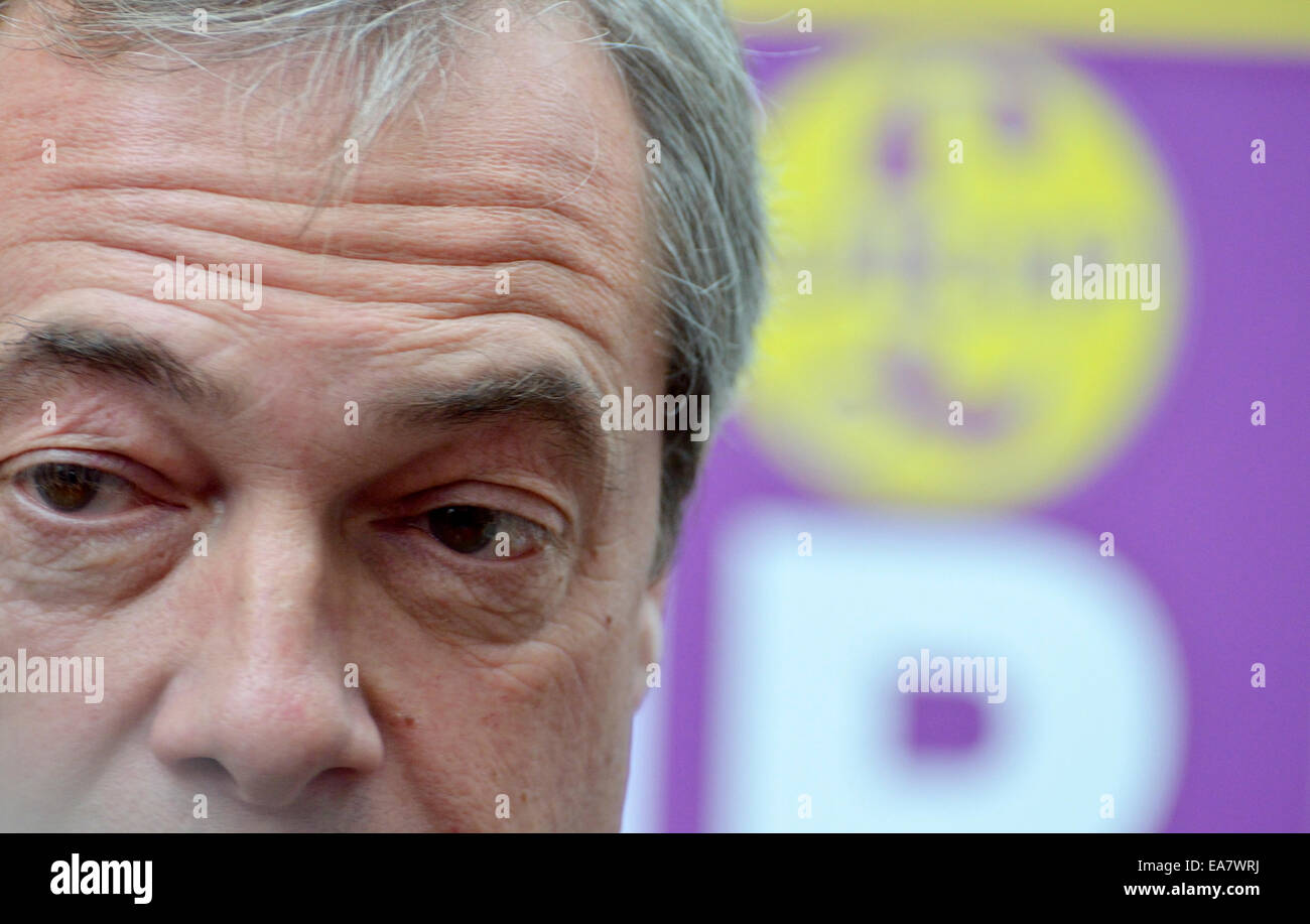 Rochester, Großbritannien. 8. November 2014. Nigel Farage kehrt nach Rochester zum siebten Mal, Mark Reckless vor der Nachwahl am 20. November zu unterstützen. Stockfoto