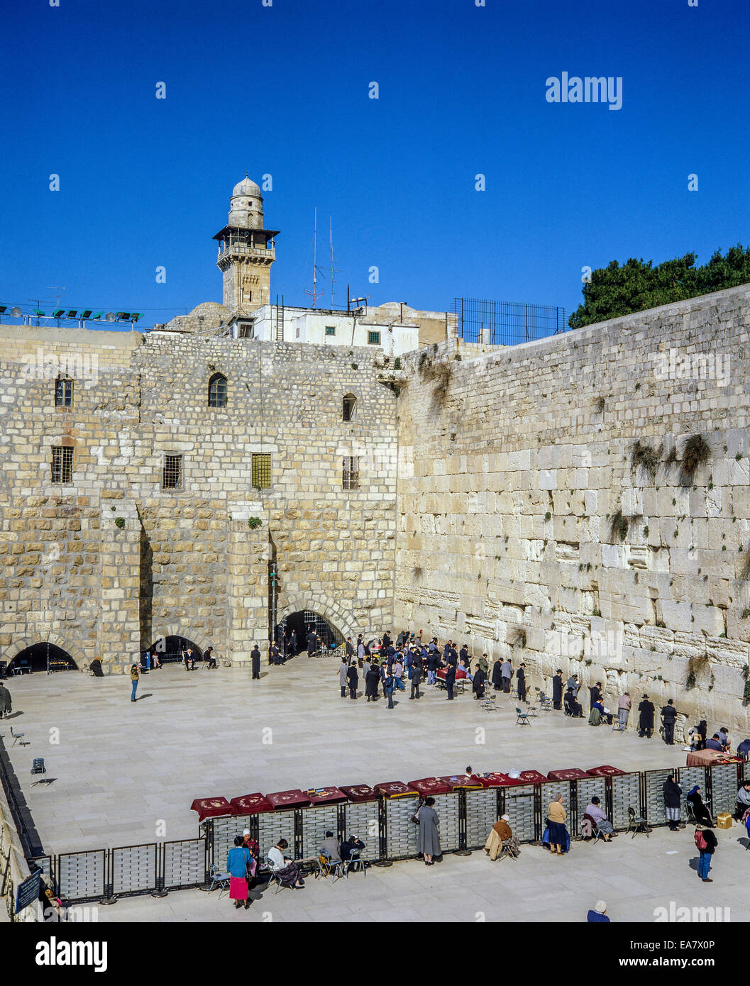 Juden beten an der westlichen Wand, Männer und Frauen sind durch einen Zaun abgetrennt, Bab Al-Silsilah oder Silsila Minarett, Kette Tor, Altstadt, Jerusalem, Israel, Naher Osten Stockfoto