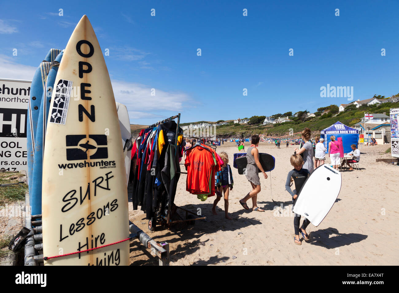 Wavehunters-Surf-Schule, Polzeath Strand, Cornwall, England, Vereinigtes Königreich Stockfoto